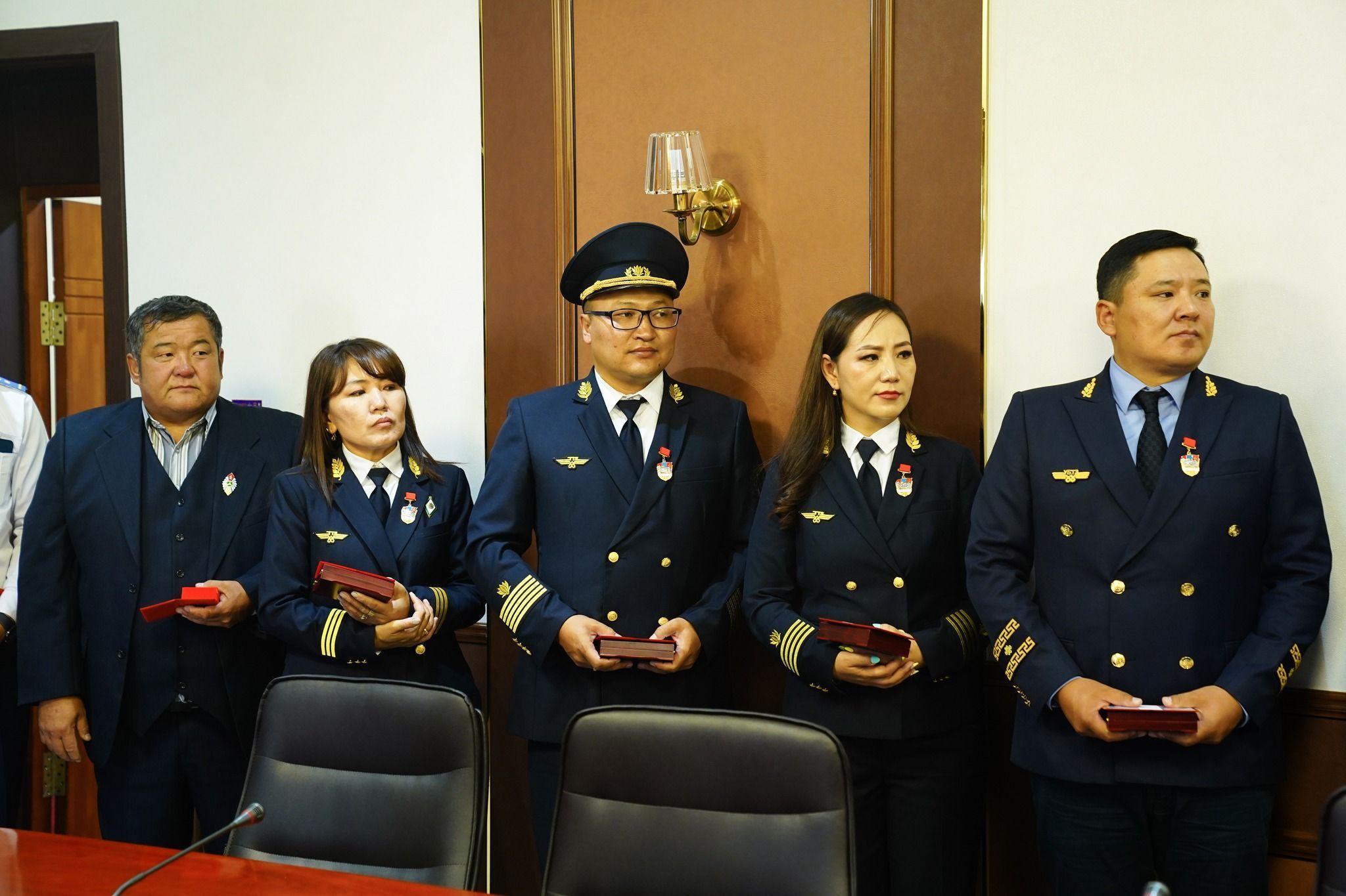 ТӨРИЙН ДЭЭД ОДОН МЕДАЛЬ, САЛБАРЫН ШАГНАЛ ХҮРТСЭН "ТАВАНТОЛГОЙ ТӨМӨР ЗАМЧДАДАА" ХАЛУУН БАЯР ХҮРГЭЕ