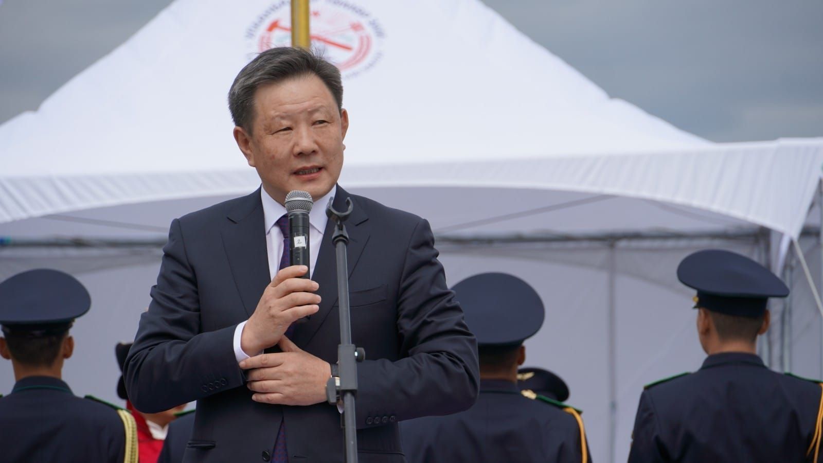 ТӨМӨР ЗАМЧИД МЭРГЭЖЛИЙН БАЯРАА ТЭМДЭГЛЭЖ БАЙНА