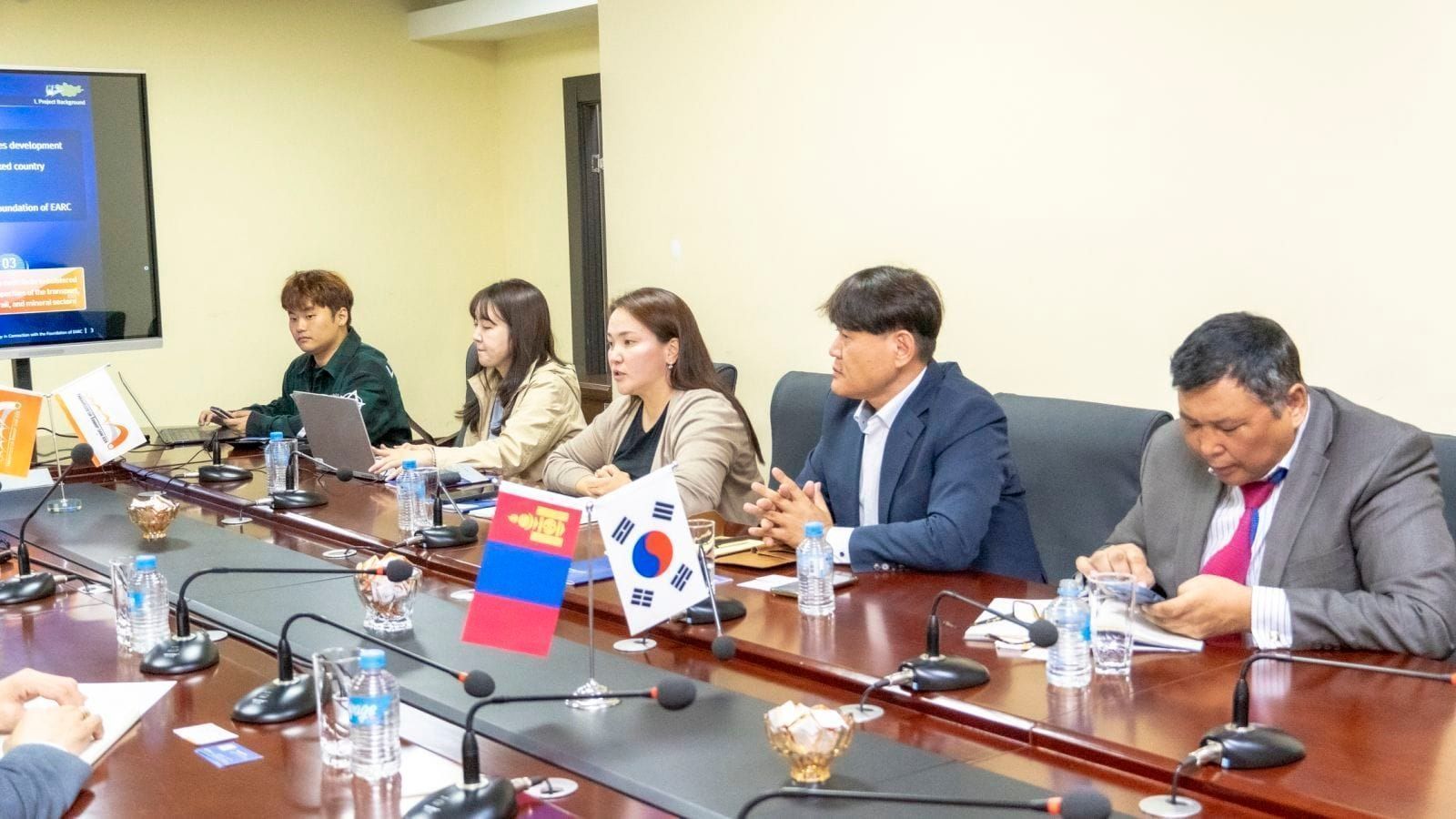 БНСУ-ЫН ТЭЭВРИЙН СУДАЛГААНЫ ХҮРЭЭЛЭНГИЙН ТӨЛӨӨЛӨГЧДИЙГ ХҮЛЭЭН АВЧ УУЛЗЛАА