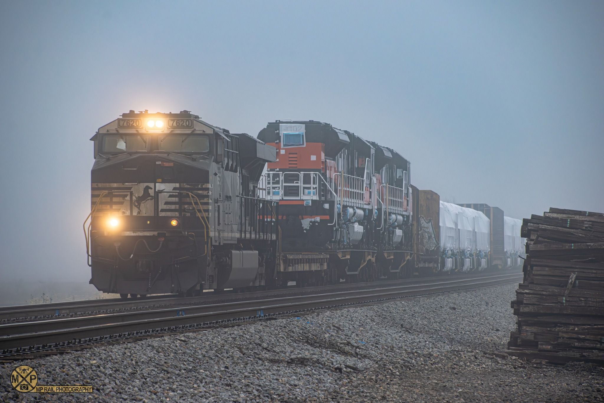 ЭХНИЙ ЭЭЛЖИЙН ЗҮТГҮҮРҮҮД МОНГОЛ УЛС РУУ ХӨДӨЛСӨН