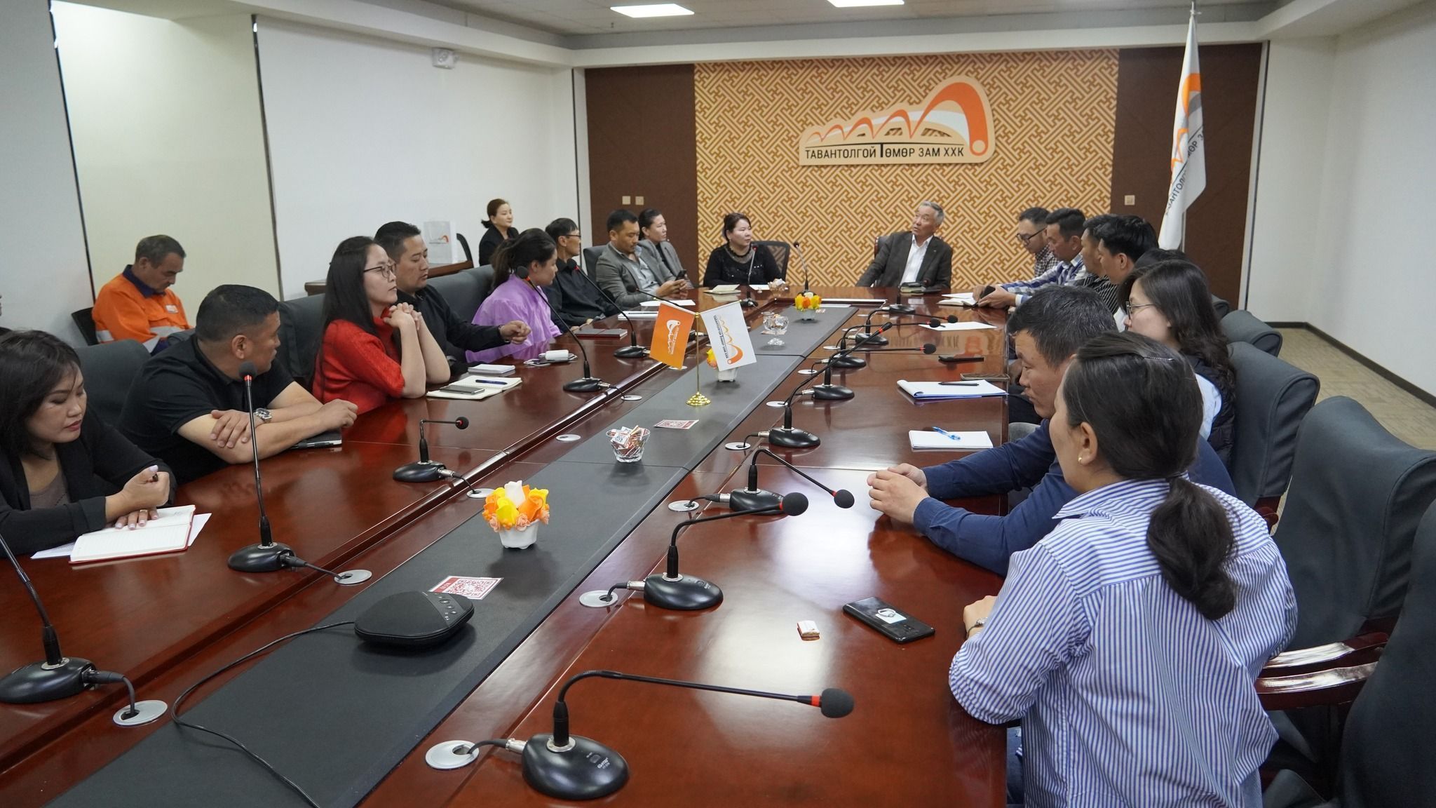 ХҮНДЭТ ТӨМӨР ЗАМЧИН, “ТАВАНТОЛГОЙ ТӨМӨР ЗАМ” ХХК-ИЙН АХМАД ИНЖЕНЕР Х.ЧИНБАТ АЖИЛТНУУДАД “ХҮН БАЙХЫН УЧИР” СЭДЭВТ ЛЕКЦ УНШЛАА