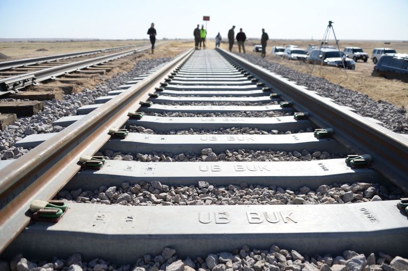 Тавантолгой-Зүүнбаян чиглэлийн төмөр замын рейльс угсарч эхэллээ