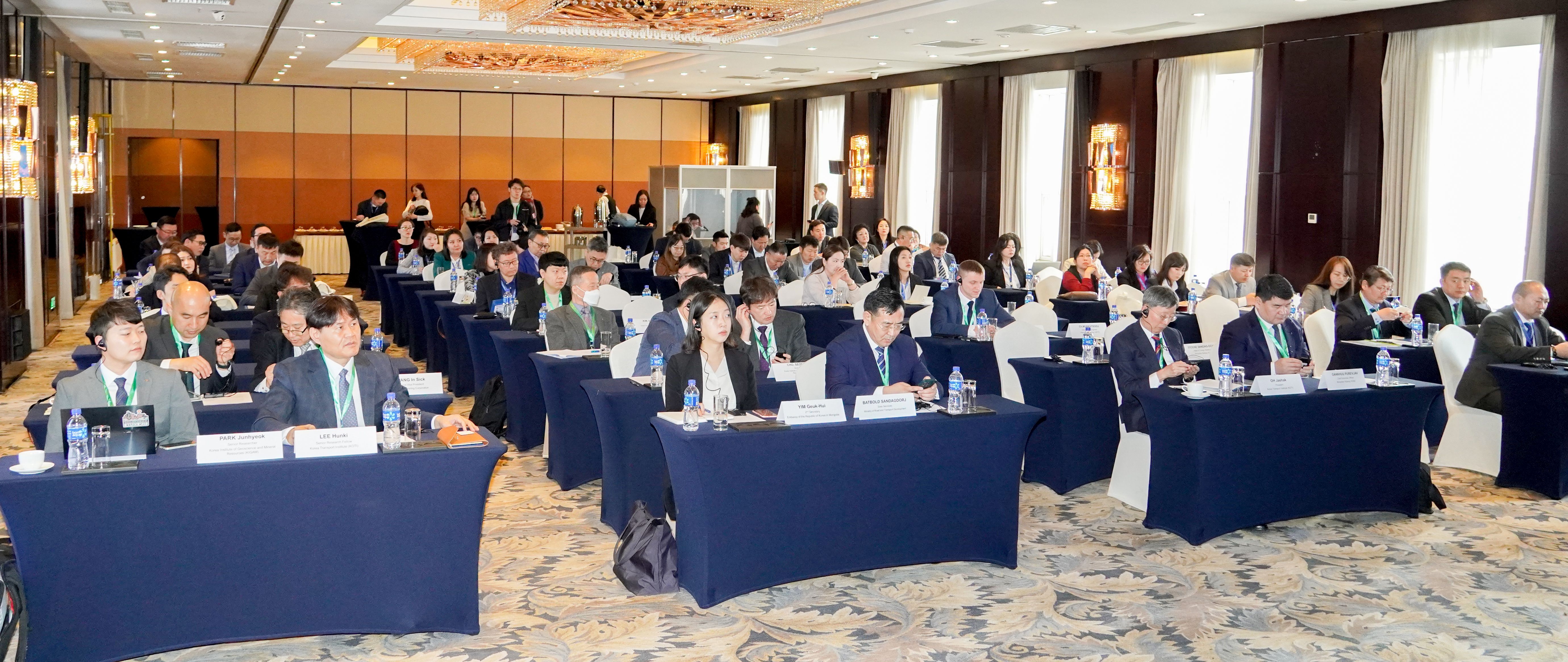 “ЗҮҮН АЗИЙН ТӨМӨР ЗАМЫН ХОЛБОЛТЫГ БЭХЖҮҮЛЭХ” ОЛОН УЛСЫН СЕМИНАР ЗОХИОН БАЙГУУЛАГДЛАА