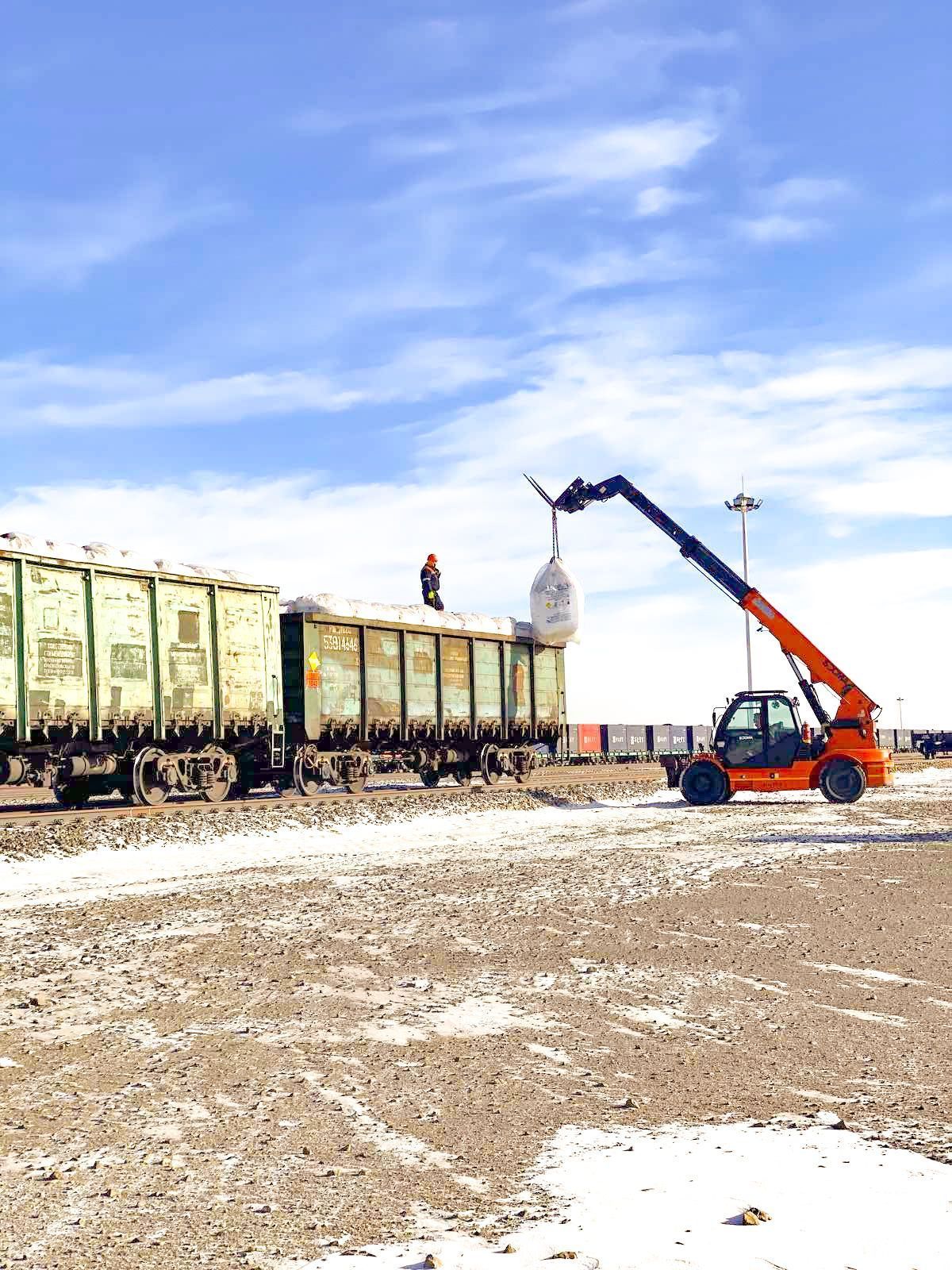 ТАВАНТОЛГОЙ ӨРТӨӨНД АММОНИЙН НИТРАТЫН АНХНЫ ТЭЭВРИЙГ ХҮЛЭЭН АВЧ БУУЛГАВ